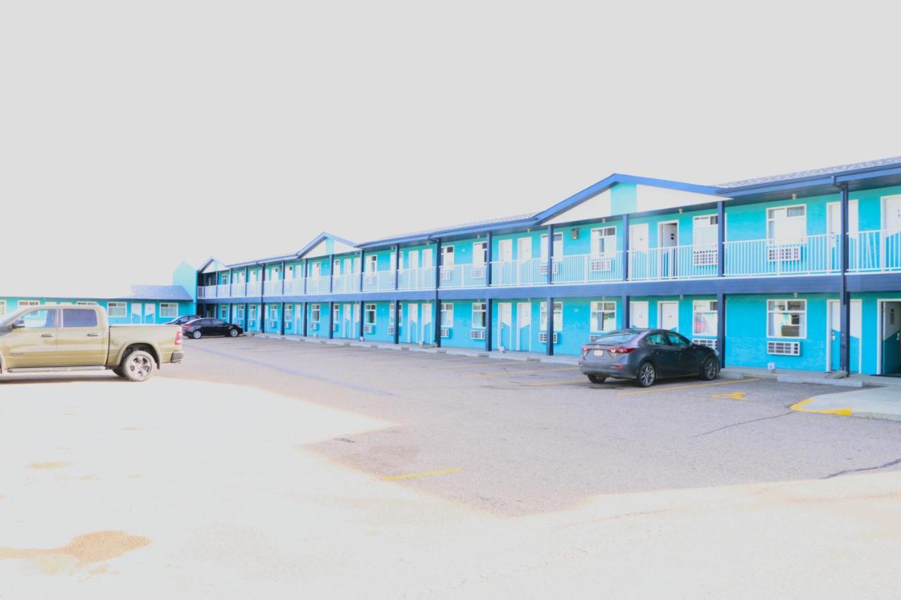 Empire Inn & Suites Penhold Exterior foto